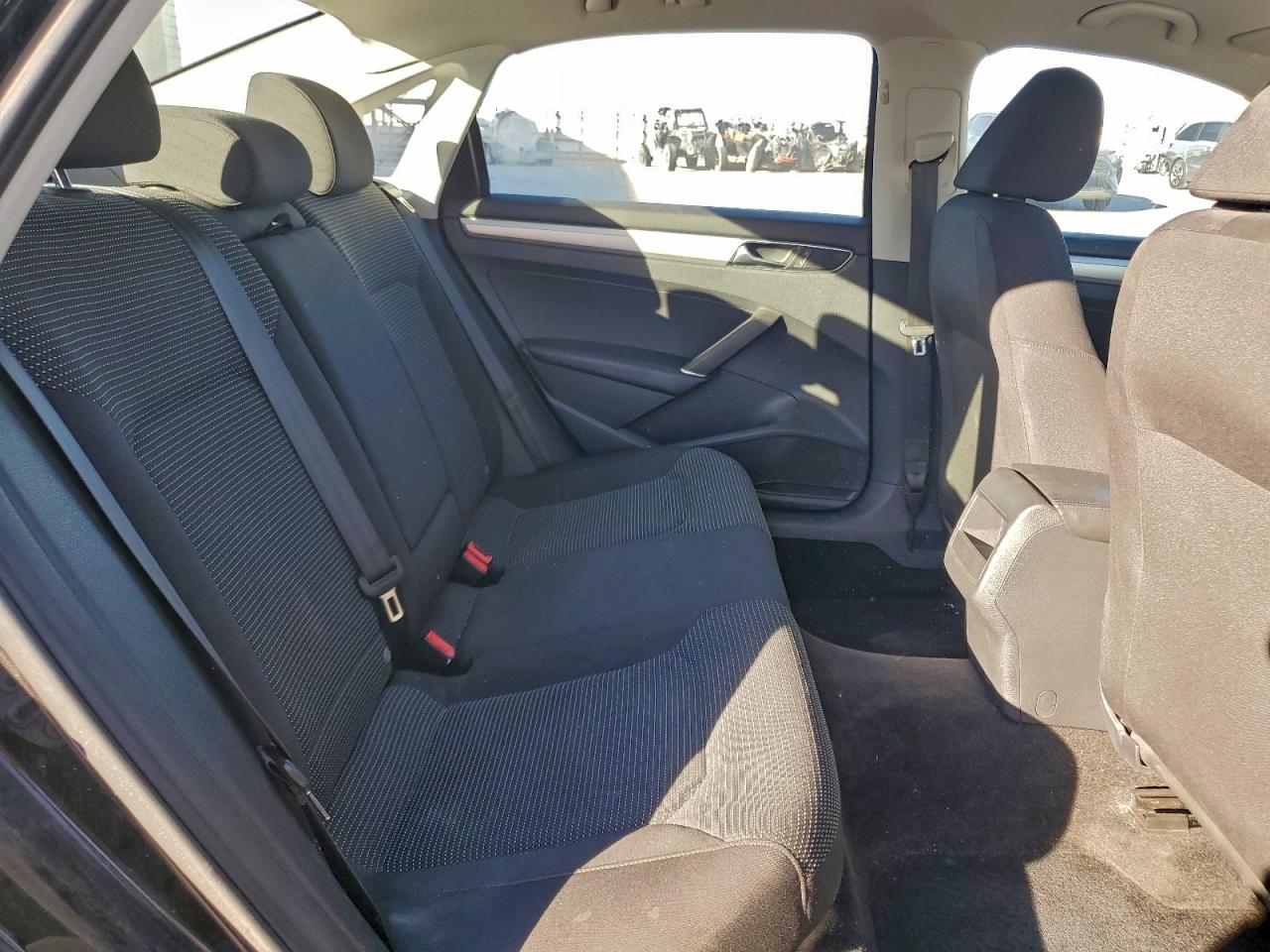 2017 VOLKSWAGEN PASSAT S photo 28