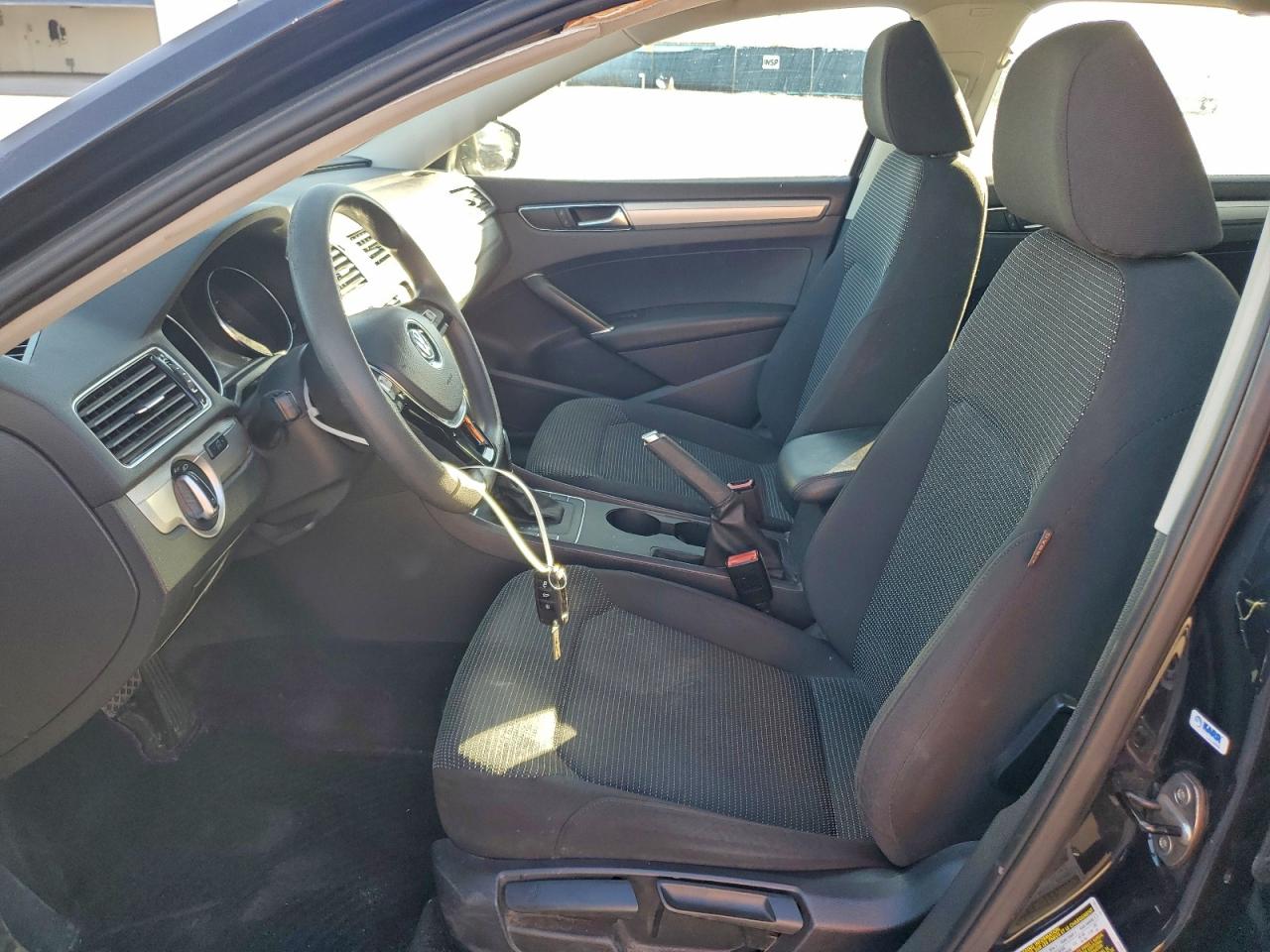 2017 VOLKSWAGEN PASSAT S photo 19