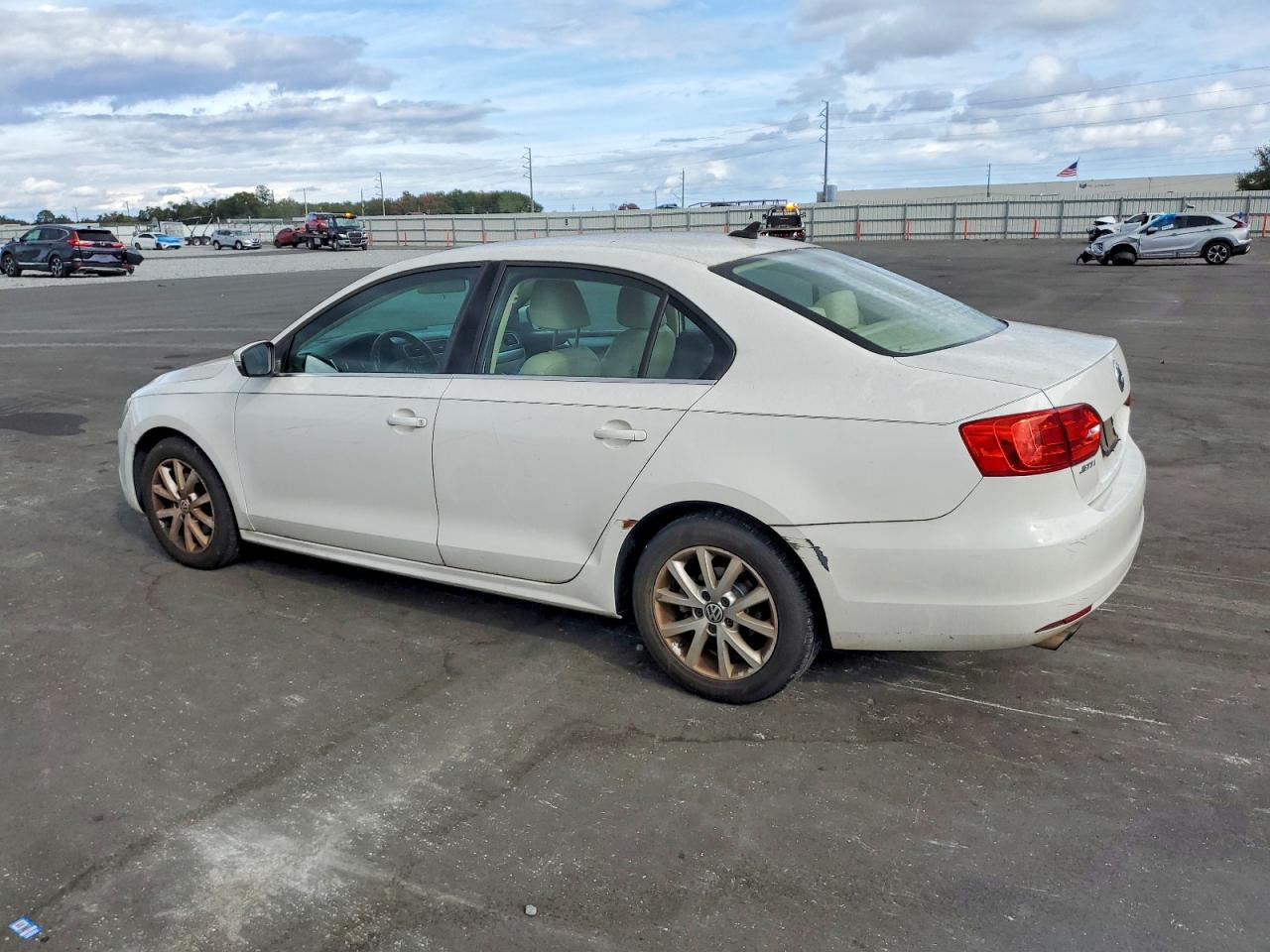 2013 VOLKSWAGEN JETTA SE photo 3