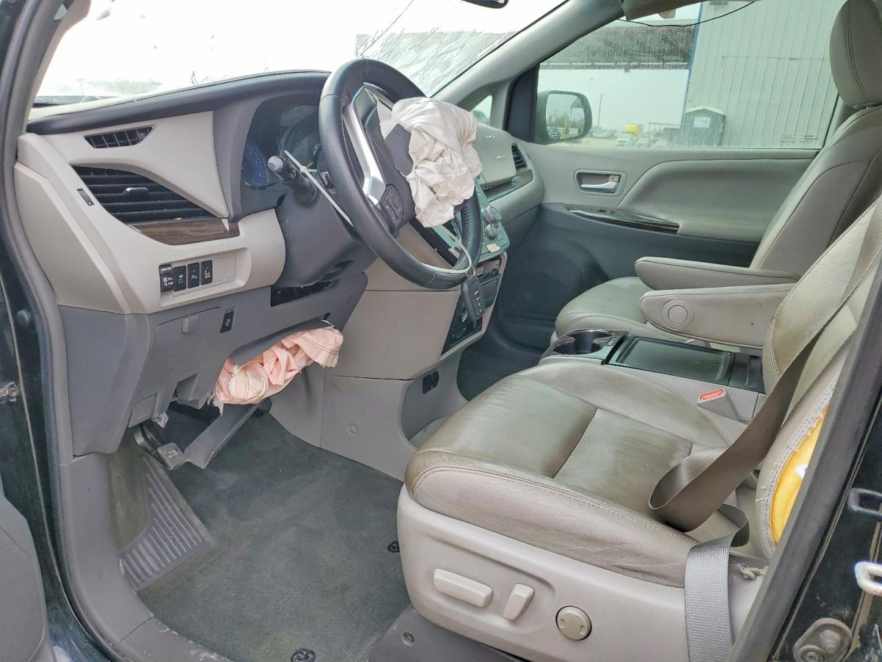 2015 TOYOTA SIENNA XLE photo 13
