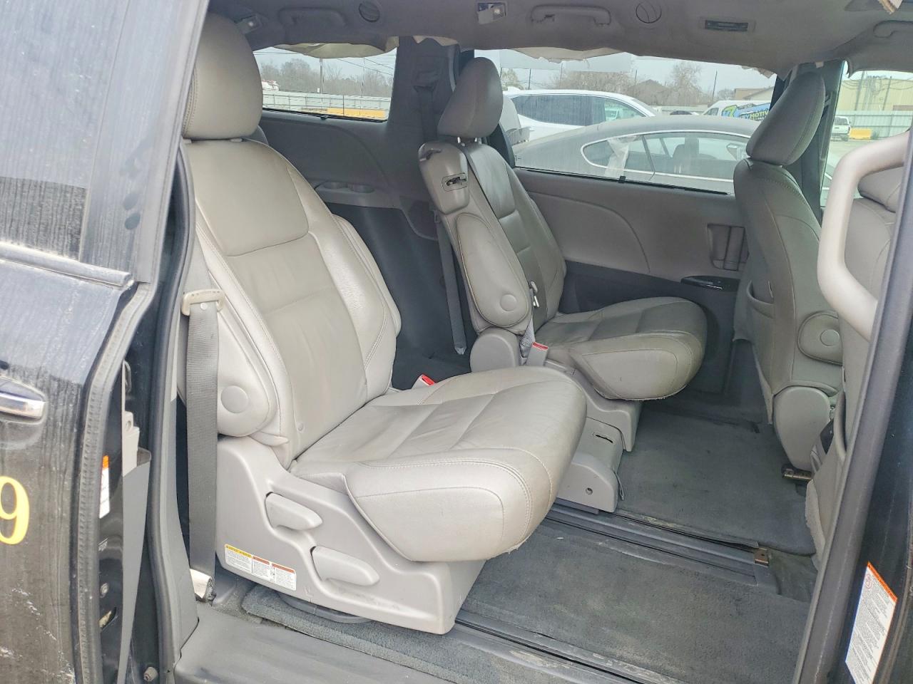 2015 TOYOTA SIENNA XLE photo 21