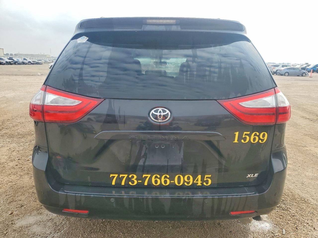 2015 TOYOTA SIENNA XLE photo 11