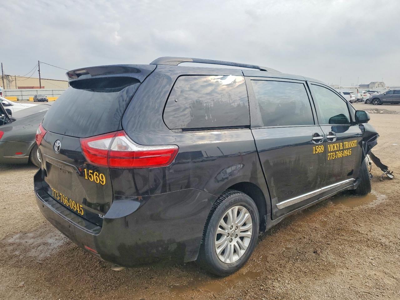 2015 TOYOTA SIENNA XLE photo 5