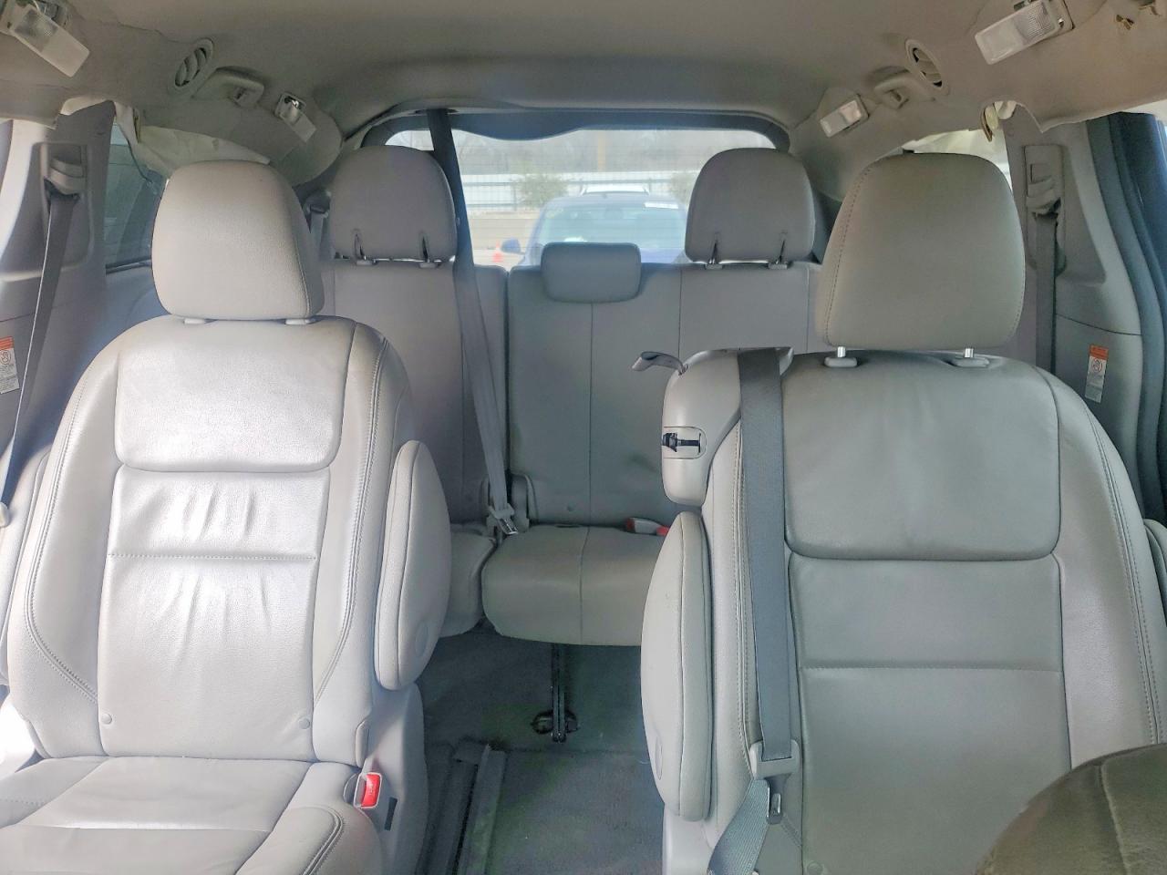2015 TOYOTA SIENNA XLE photo 19