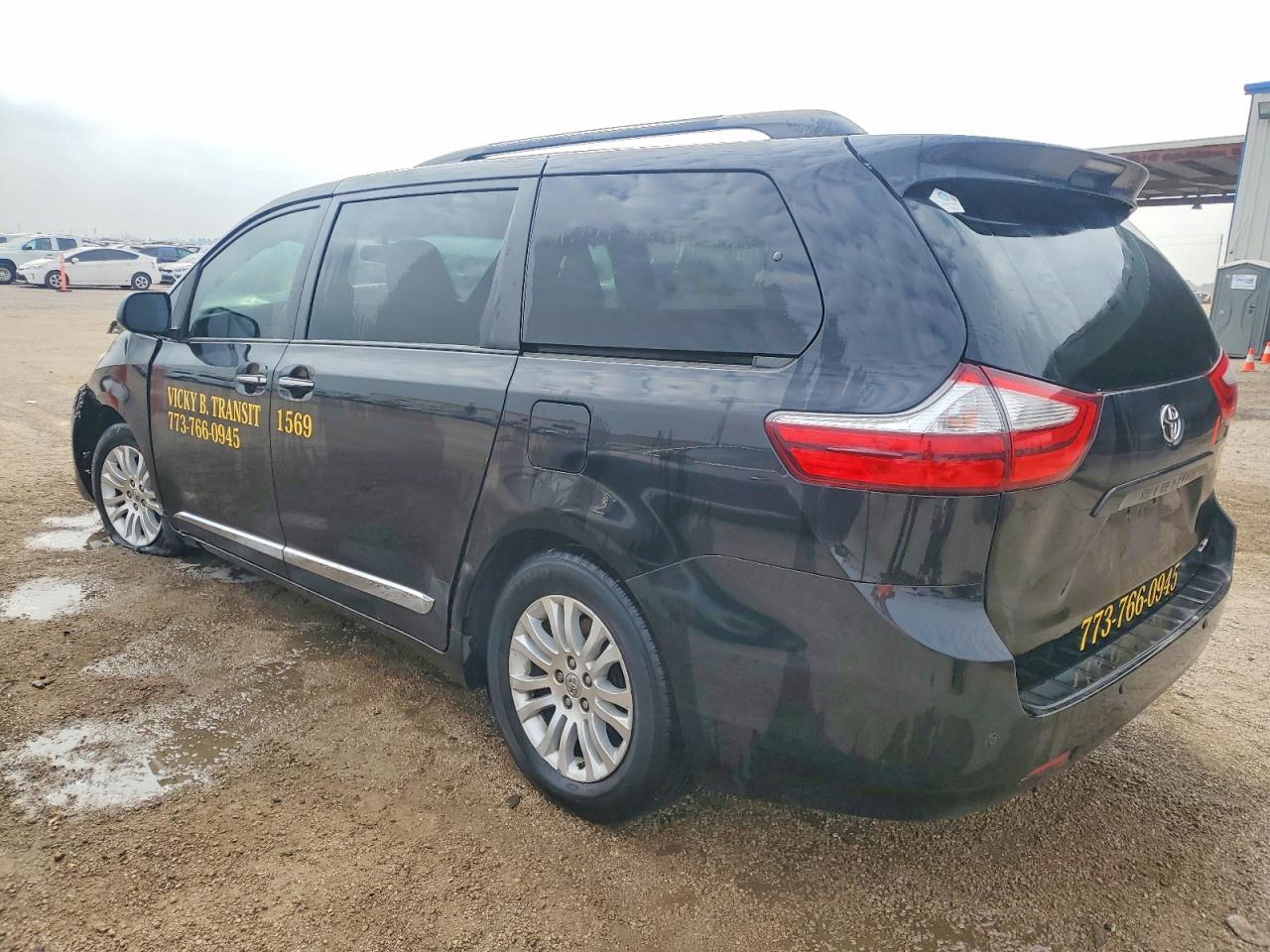 2015 TOYOTA SIENNA XLE photo 3