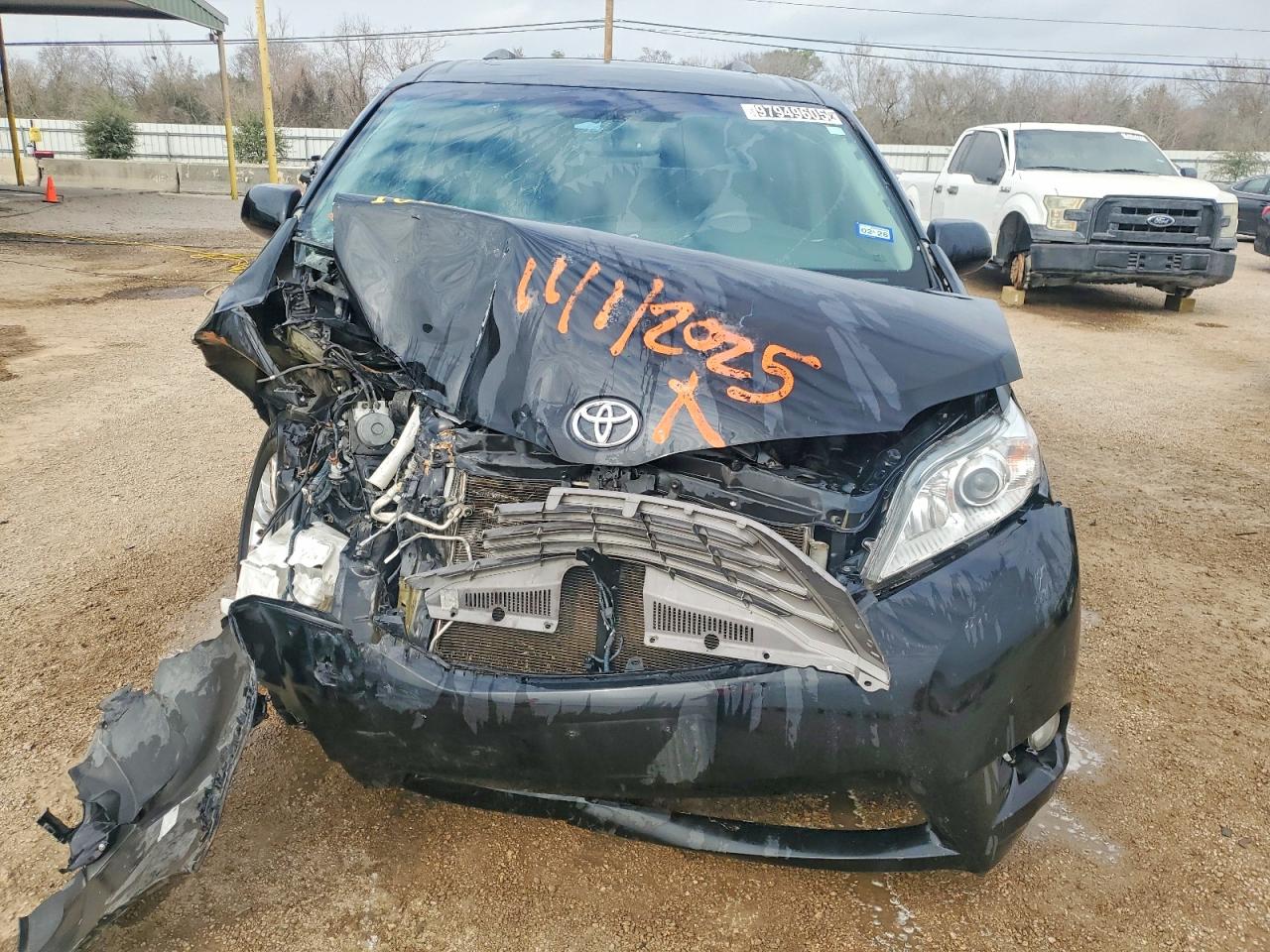 2015 TOYOTA SIENNA XLE photo 9