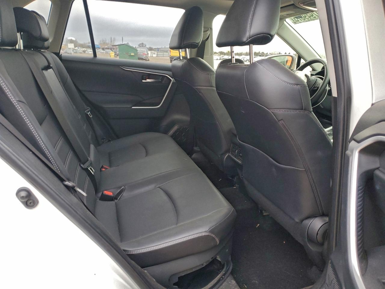 2022 TOYOTA RAV4 XLE PREMIUM photo 28