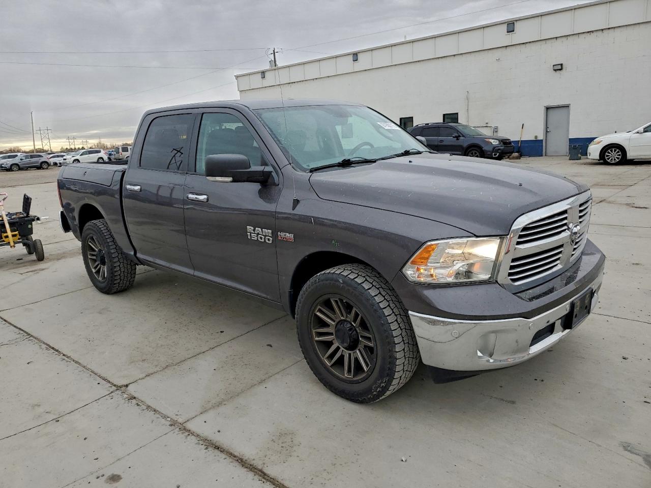 2016 RAM 1500 SLT photo 4