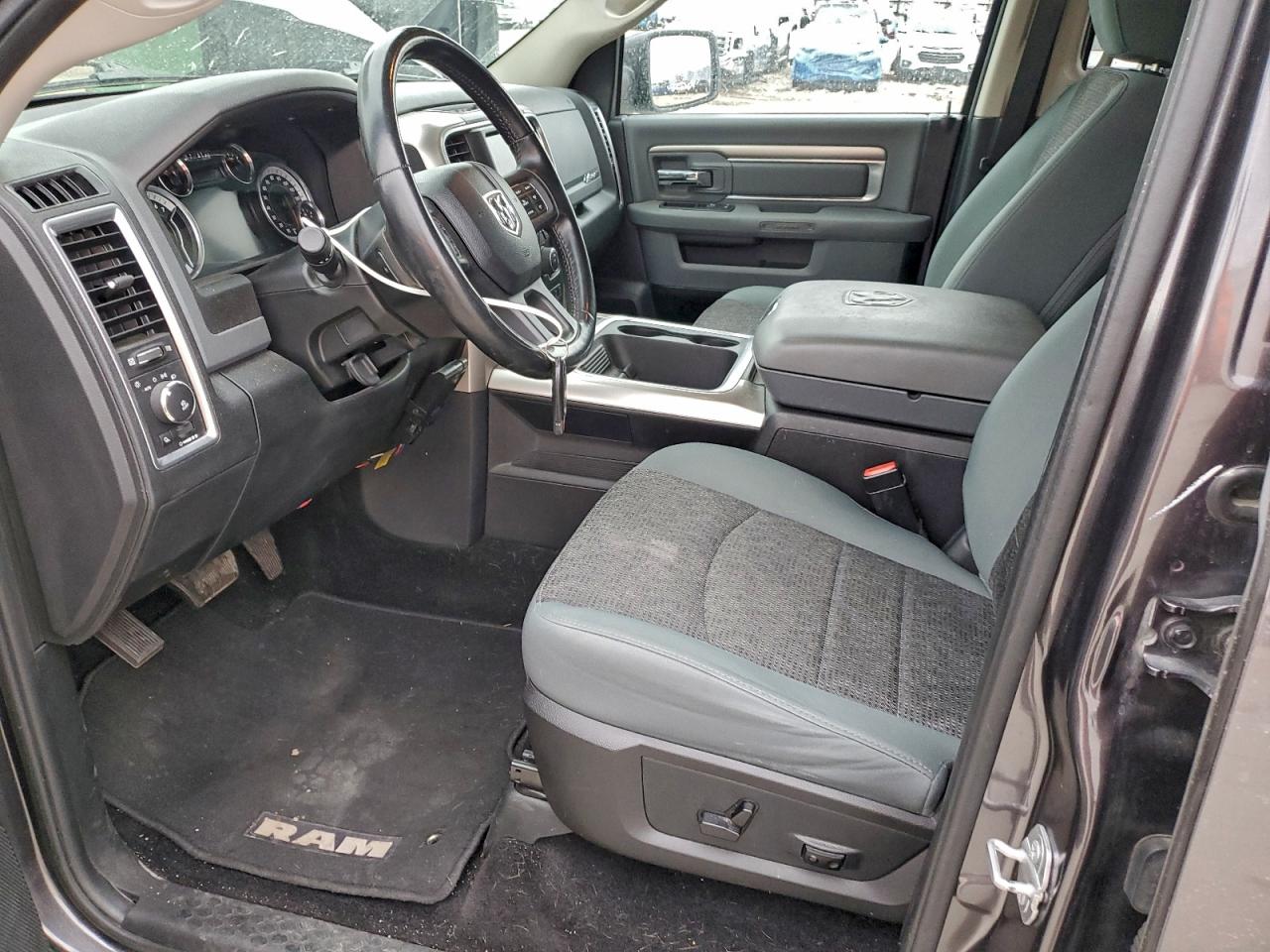 2016 RAM 1500 SLT photo 7