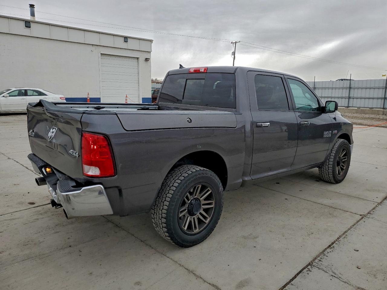 2016 RAM 1500 SLT photo 3