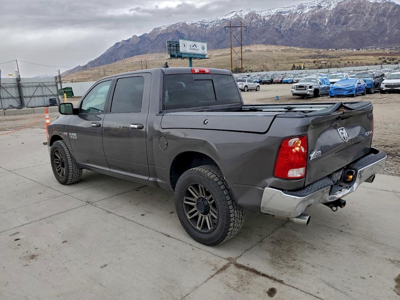 2016 RAM 1500 SLT photo 2