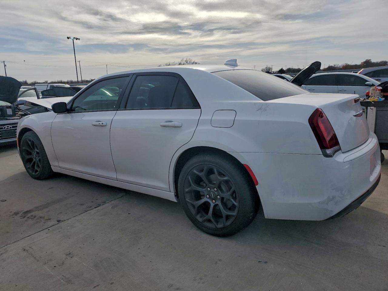 2019 CHRYSLER 300 TOURING photo 2