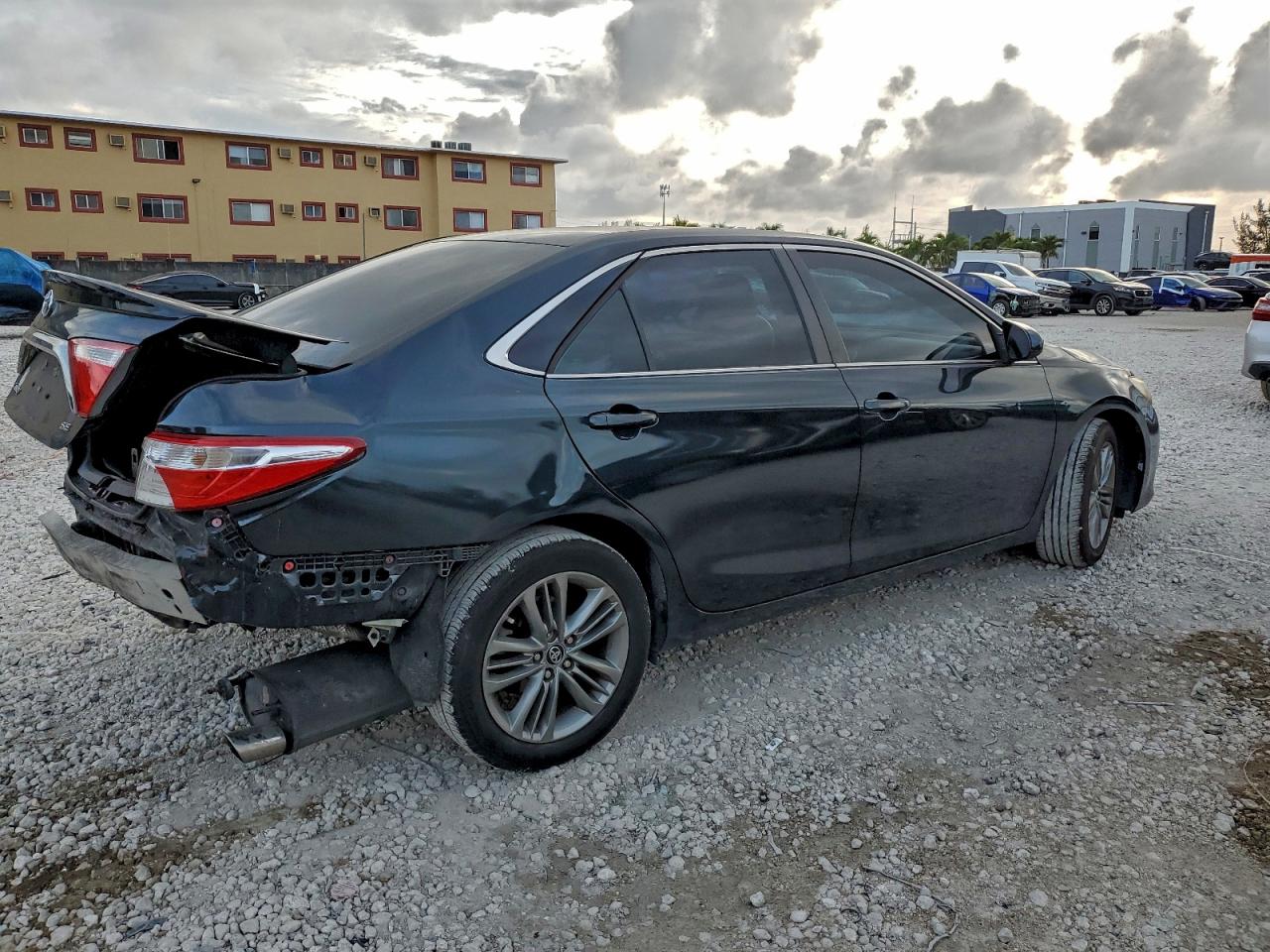 2016 TOYOTA CAMRY LE photo 3