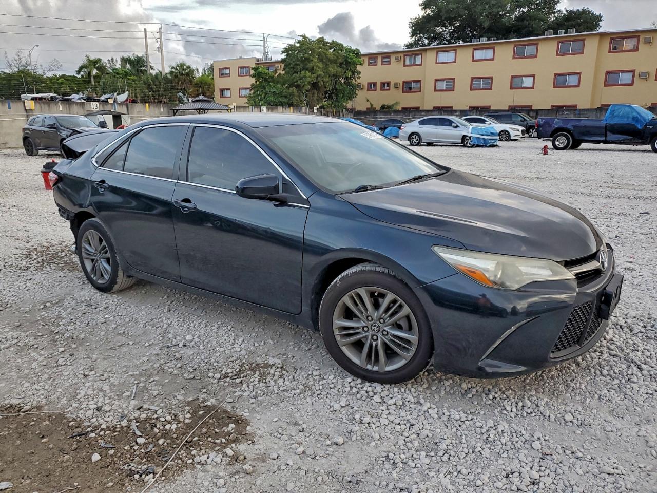 2016 TOYOTA CAMRY LE photo 4