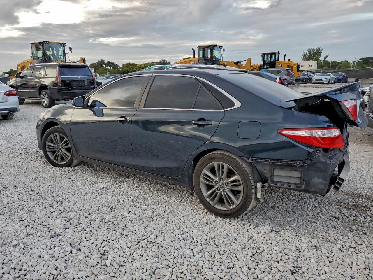 2016 TOYOTA CAMRY LE photo 2