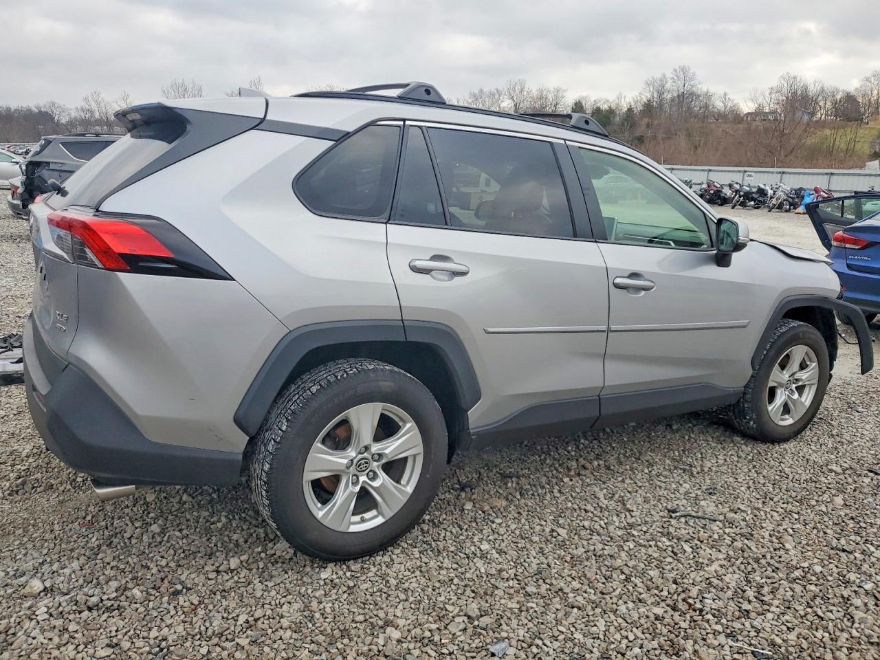 2019 TOYOTA RAV4 XLE photo 5
