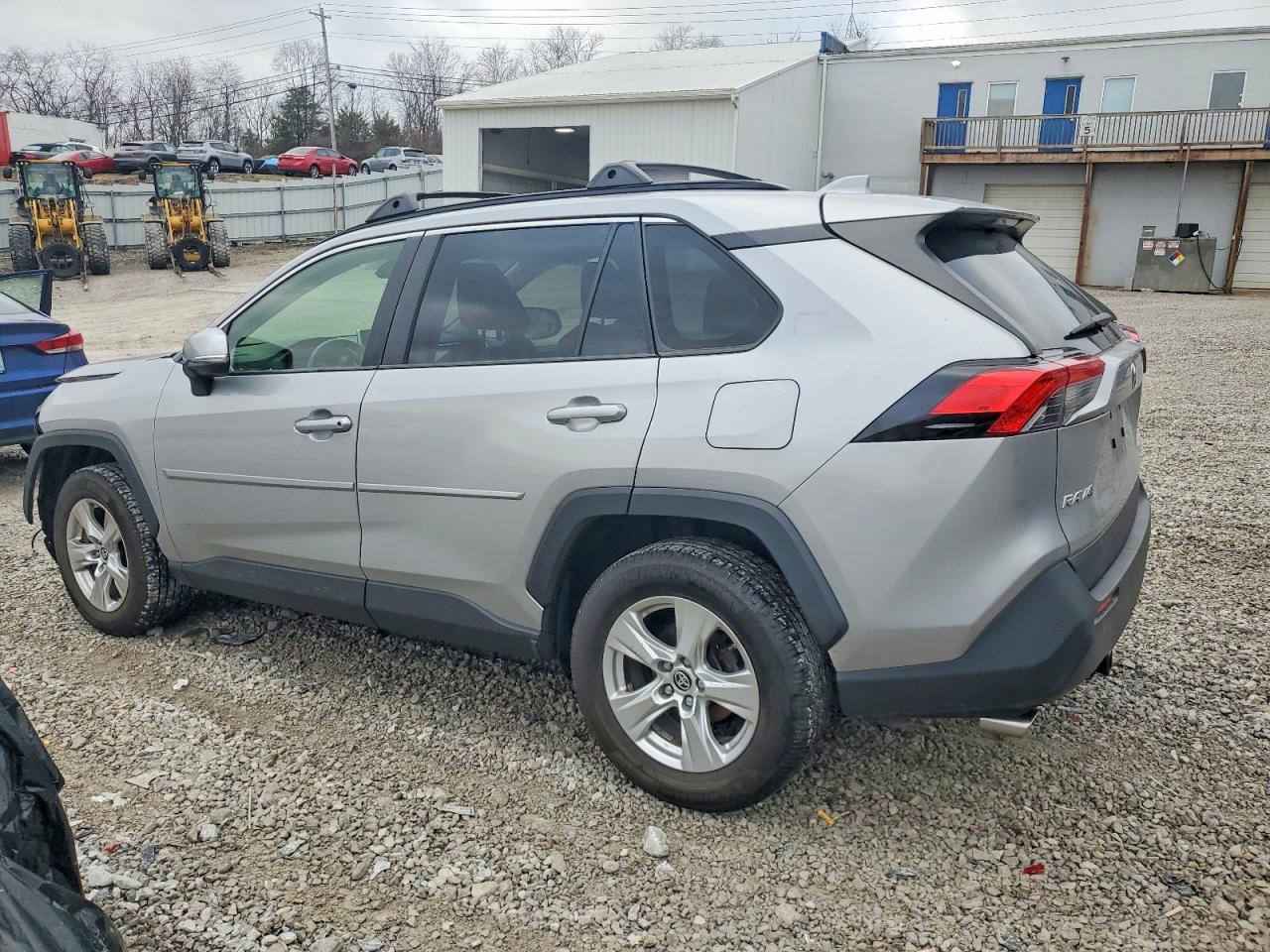 2019 TOYOTA RAV4 XLE photo 3