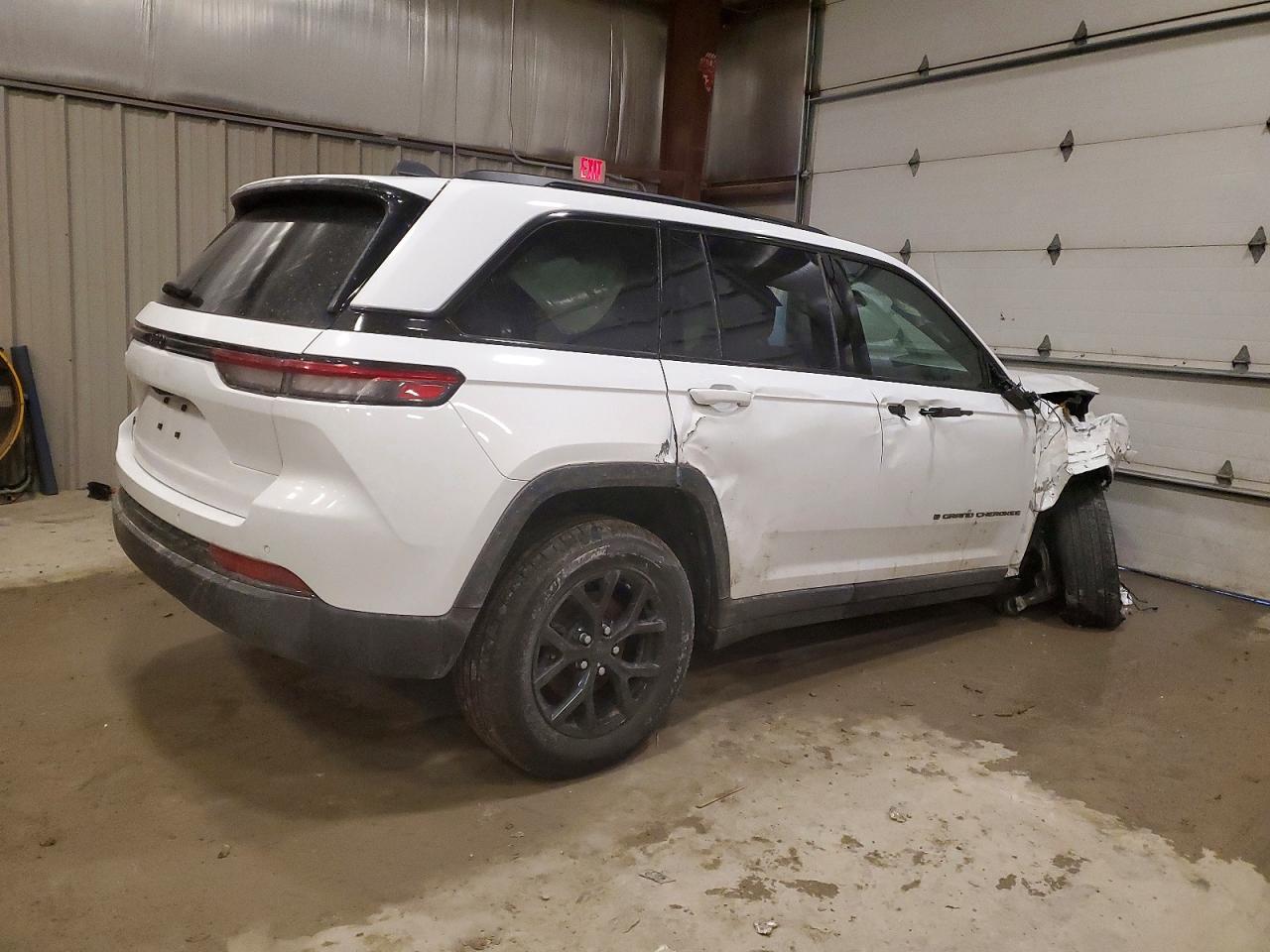 2024 JEEP GRAND CHEROKEE LAREDO photo 3