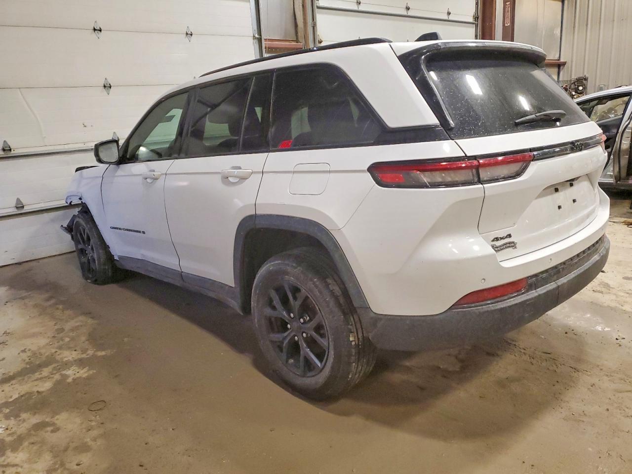2024 JEEP GRAND CHEROKEE LAREDO photo 2