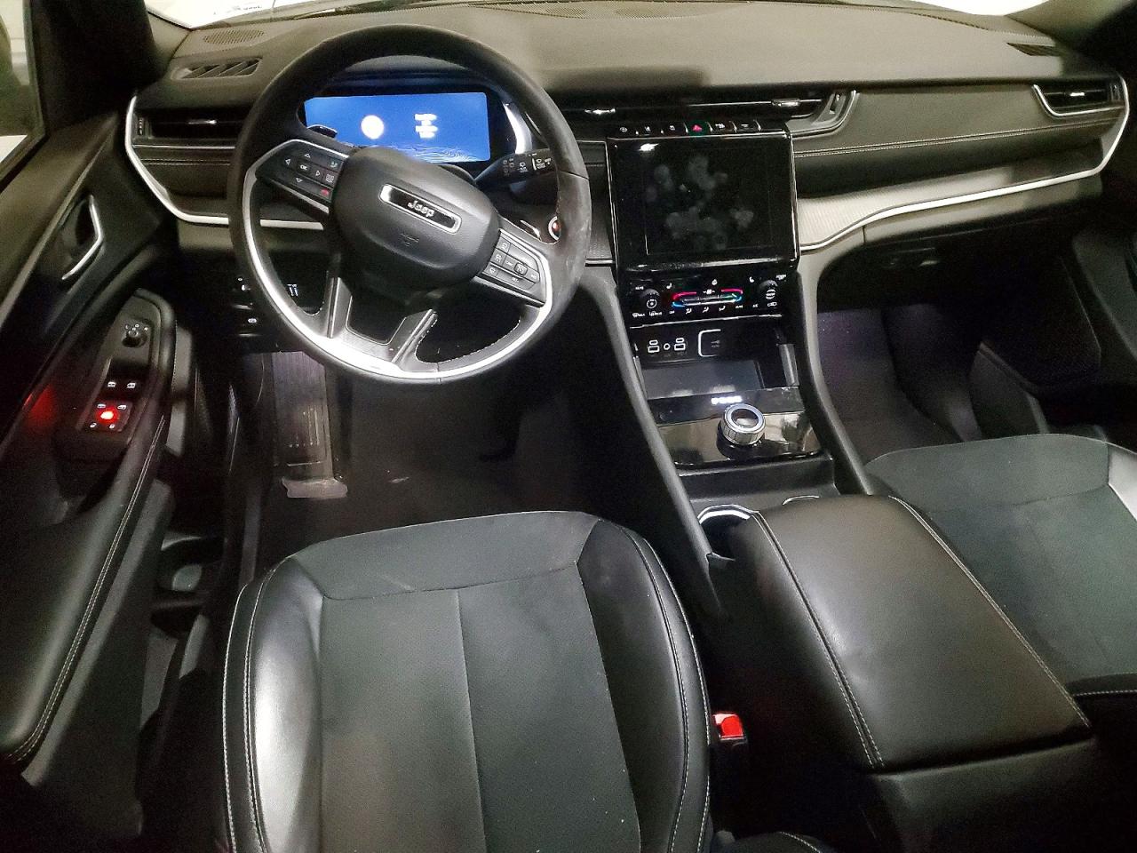 2024 JEEP GRAND CHEROKEE LAREDO photo 8
