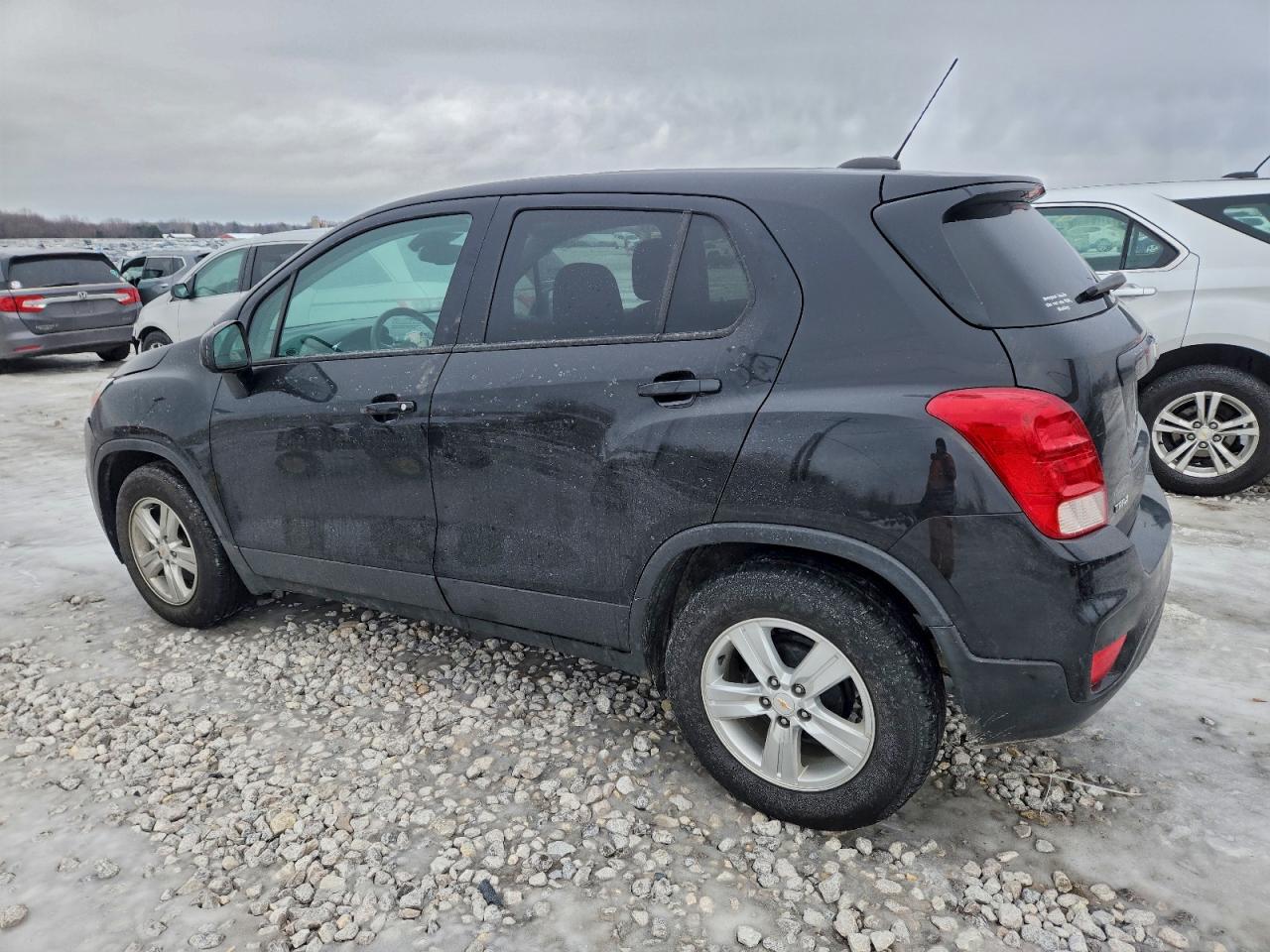 2021 CHEVROLET TRAX LS photo 2