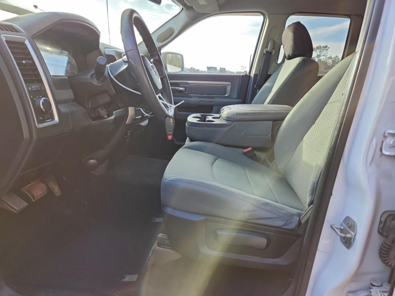 2015 RAM 1500 SLT photo 13
