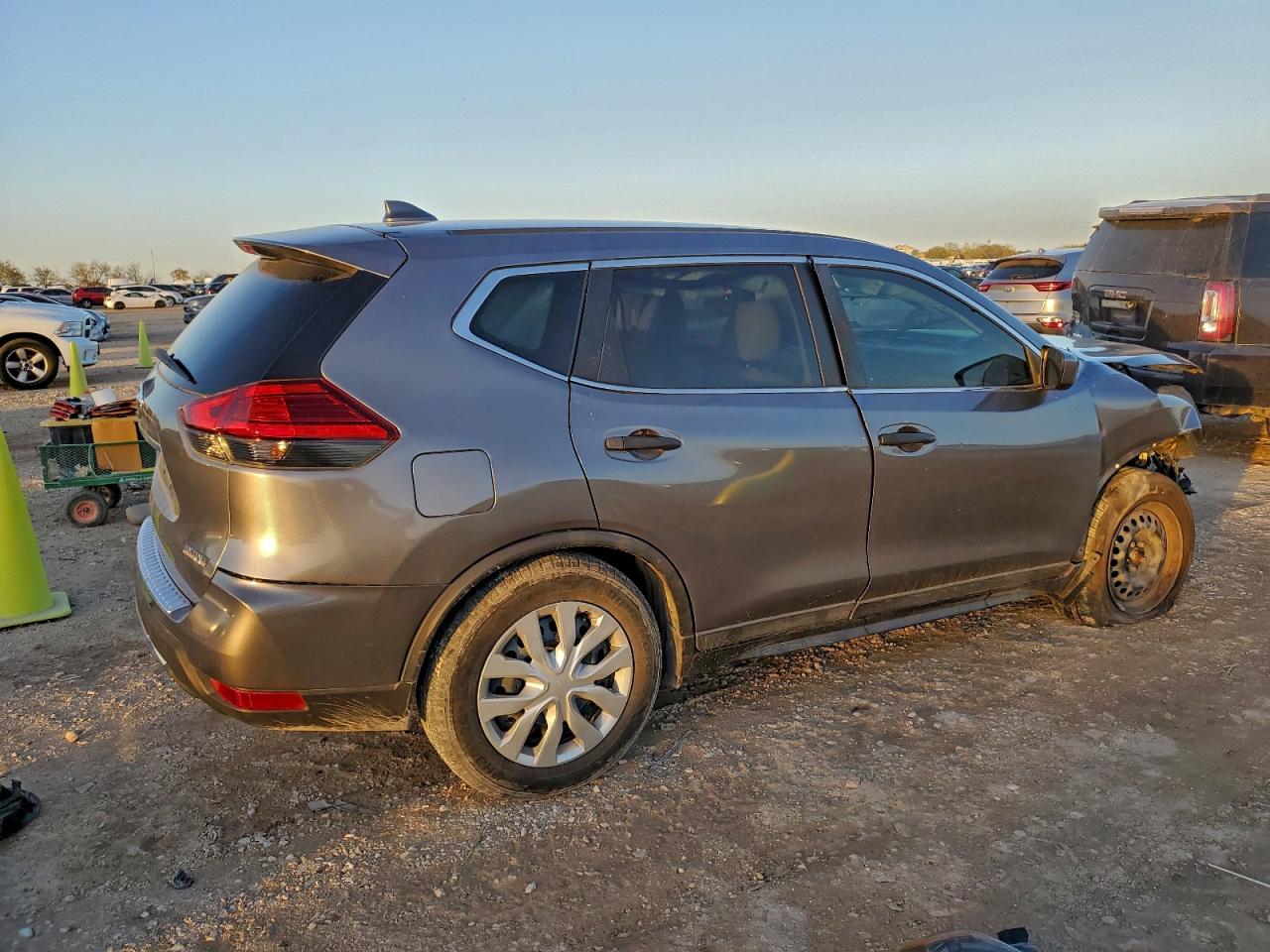 2017 NISSAN ROGUE SV photo 5
