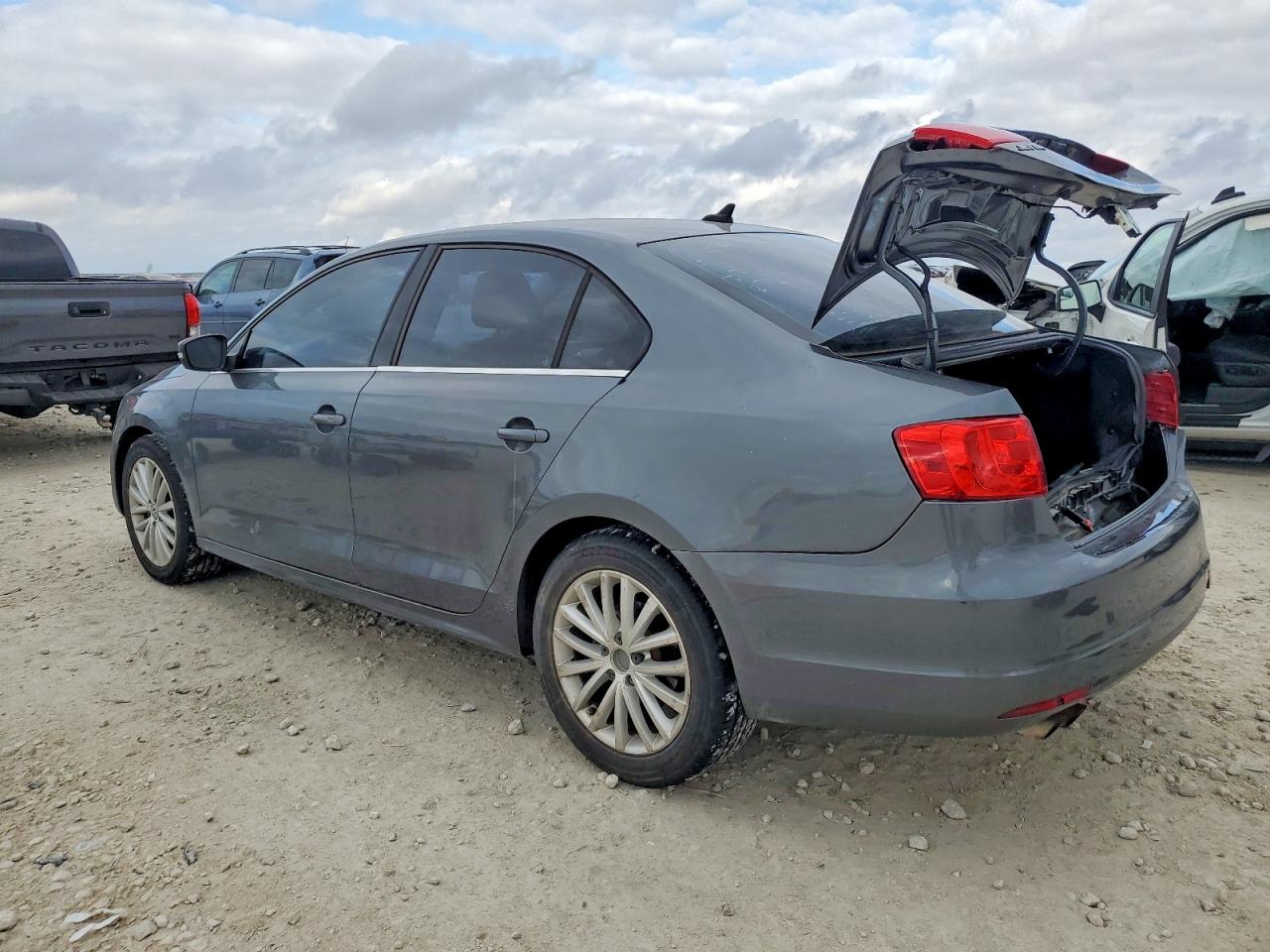 2011 VOLKSWAGEN JETTA SEL photo 2