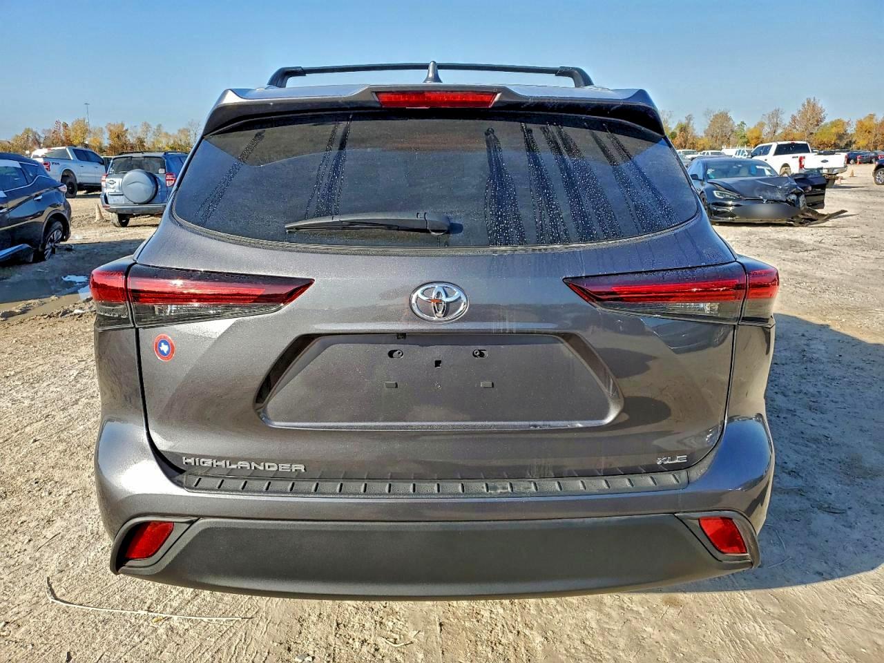 2024 TOYOTA HIGHLANDER LE photo 11