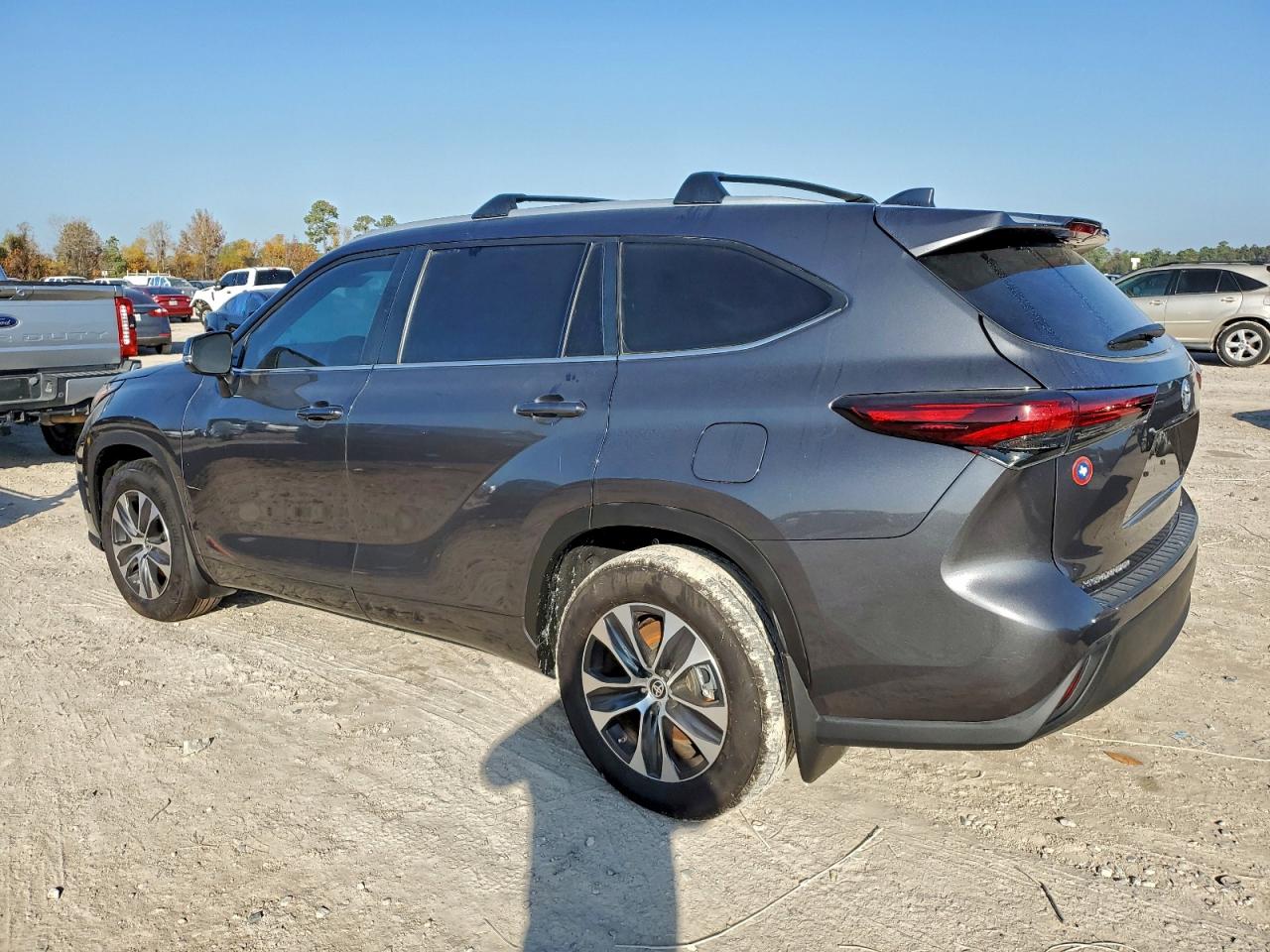 2024 TOYOTA HIGHLANDER LE photo 3