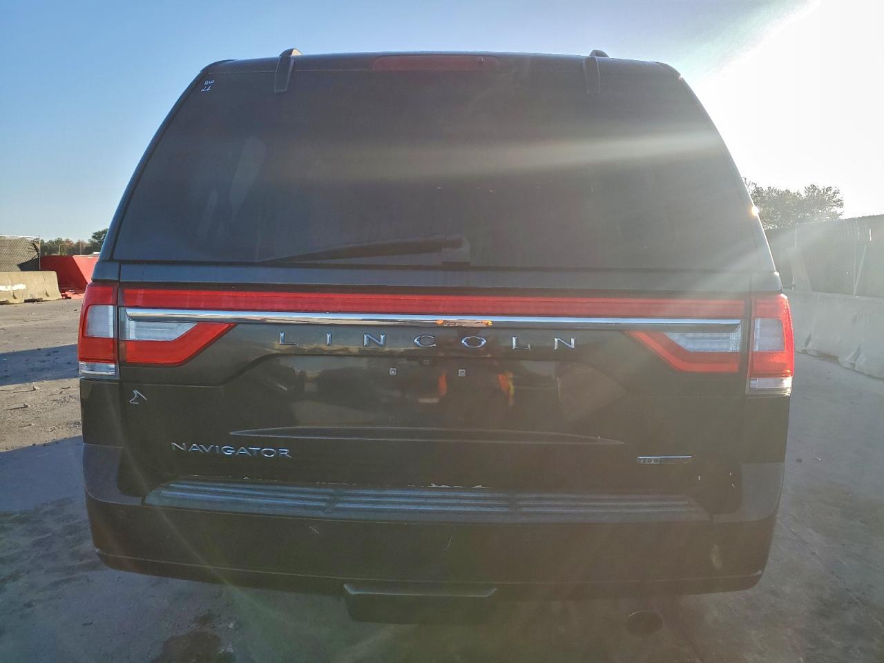 2015 LINCOLN NAVIGATOR photo 11