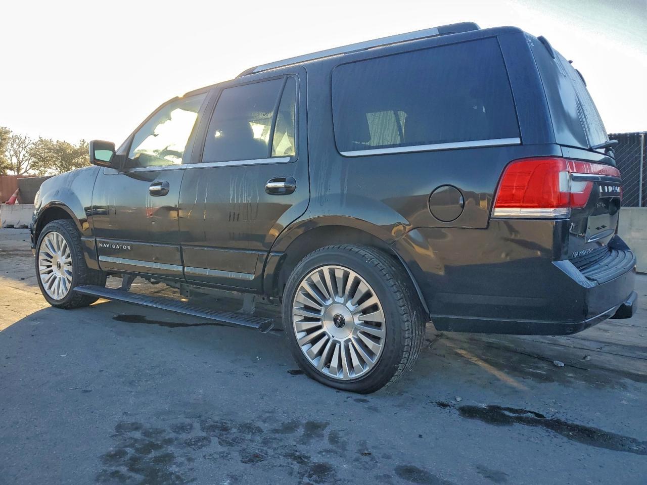 2015 LINCOLN NAVIGATOR photo 3