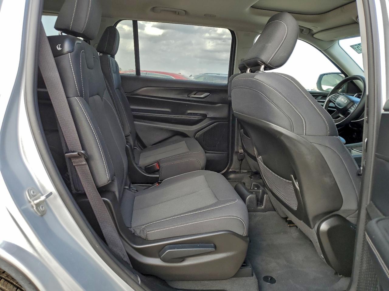 2024 JEEP GRAND CHEROKEE L LAREDO photo 11