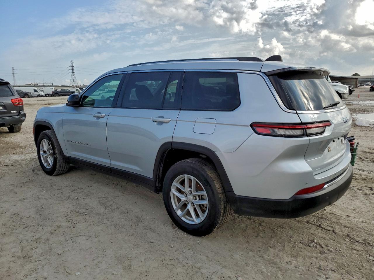 2024 JEEP GRAND CHEROKEE L LAREDO photo 2