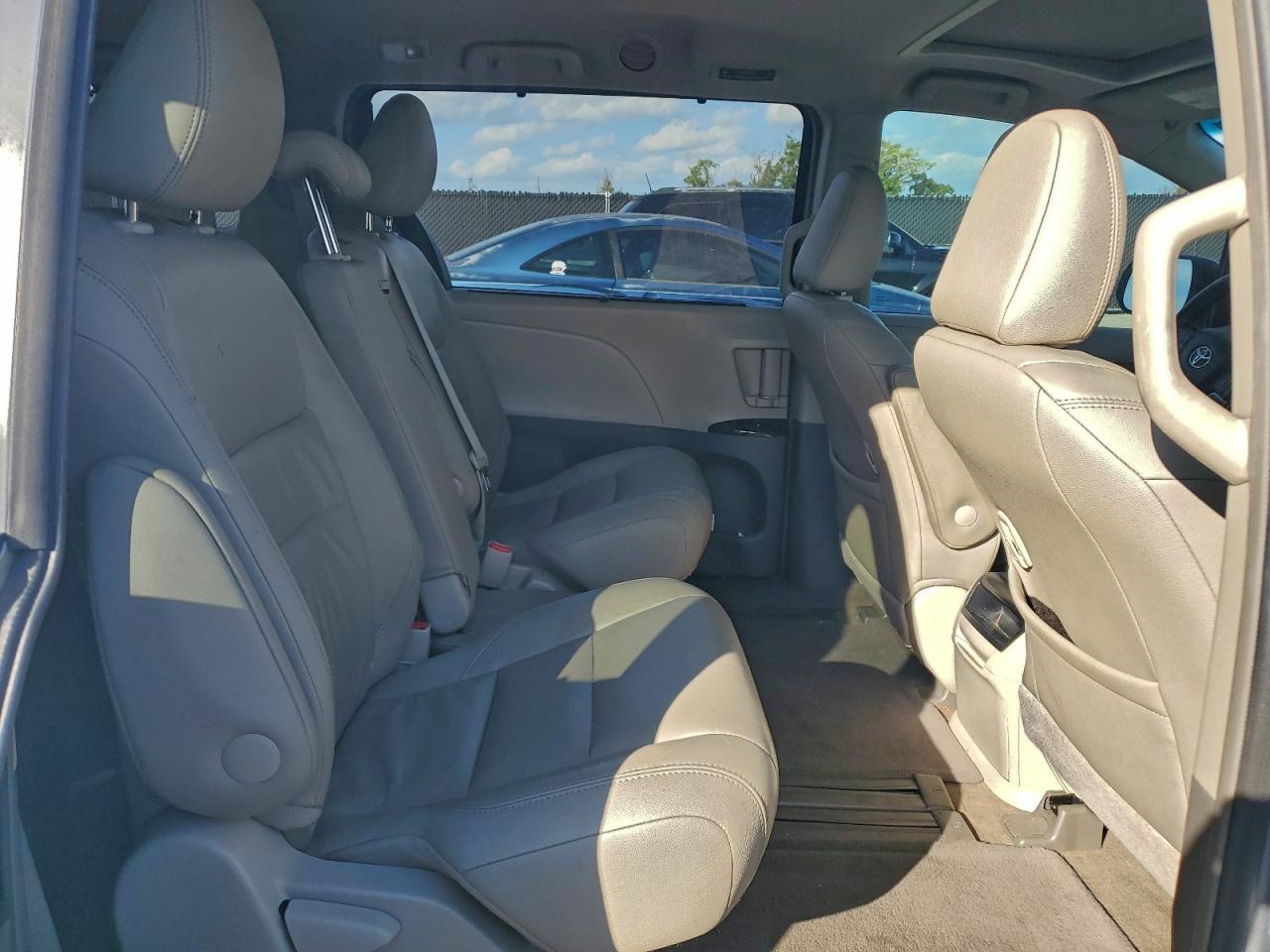 2015 TOYOTA SIENNA XLE photo 21