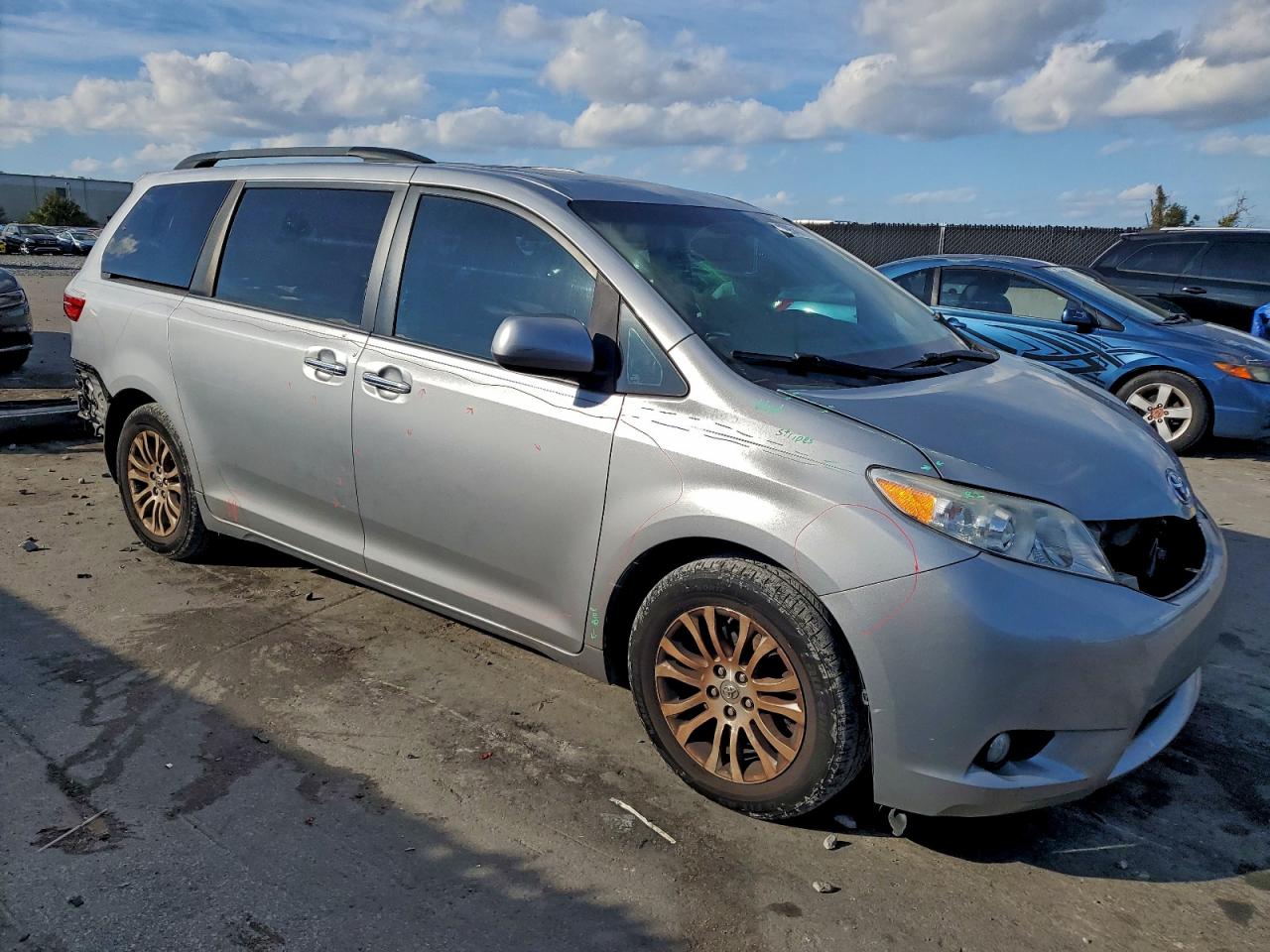 2015 TOYOTA SIENNA XLE photo 7
