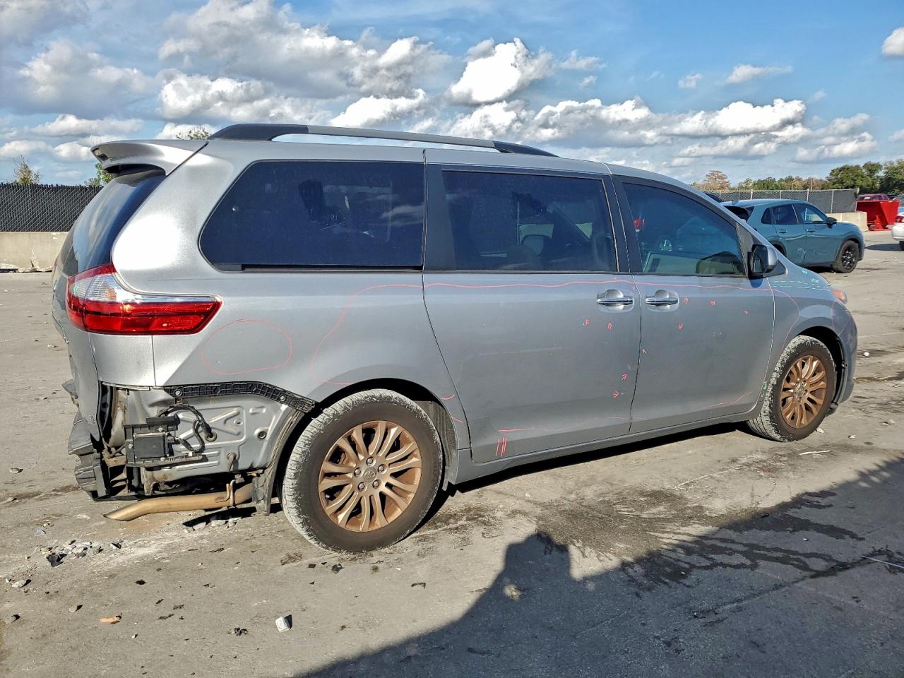 2015 TOYOTA SIENNA XLE photo 5