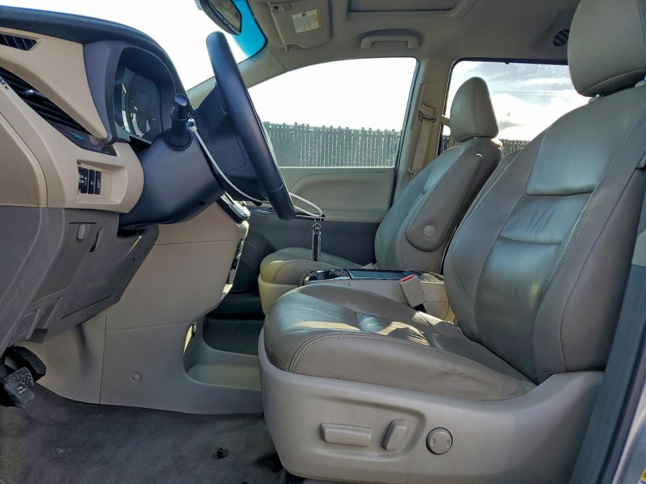 2015 TOYOTA SIENNA XLE photo 13