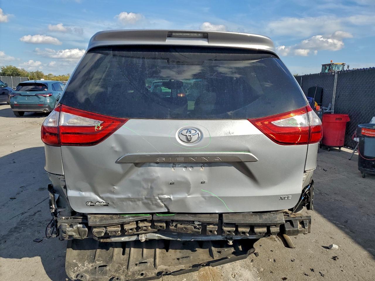 2015 TOYOTA SIENNA XLE photo 11