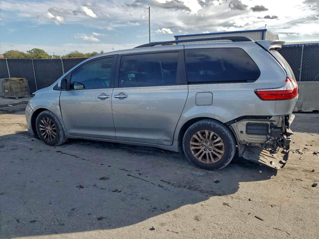 2015 TOYOTA SIENNA XLE photo 3