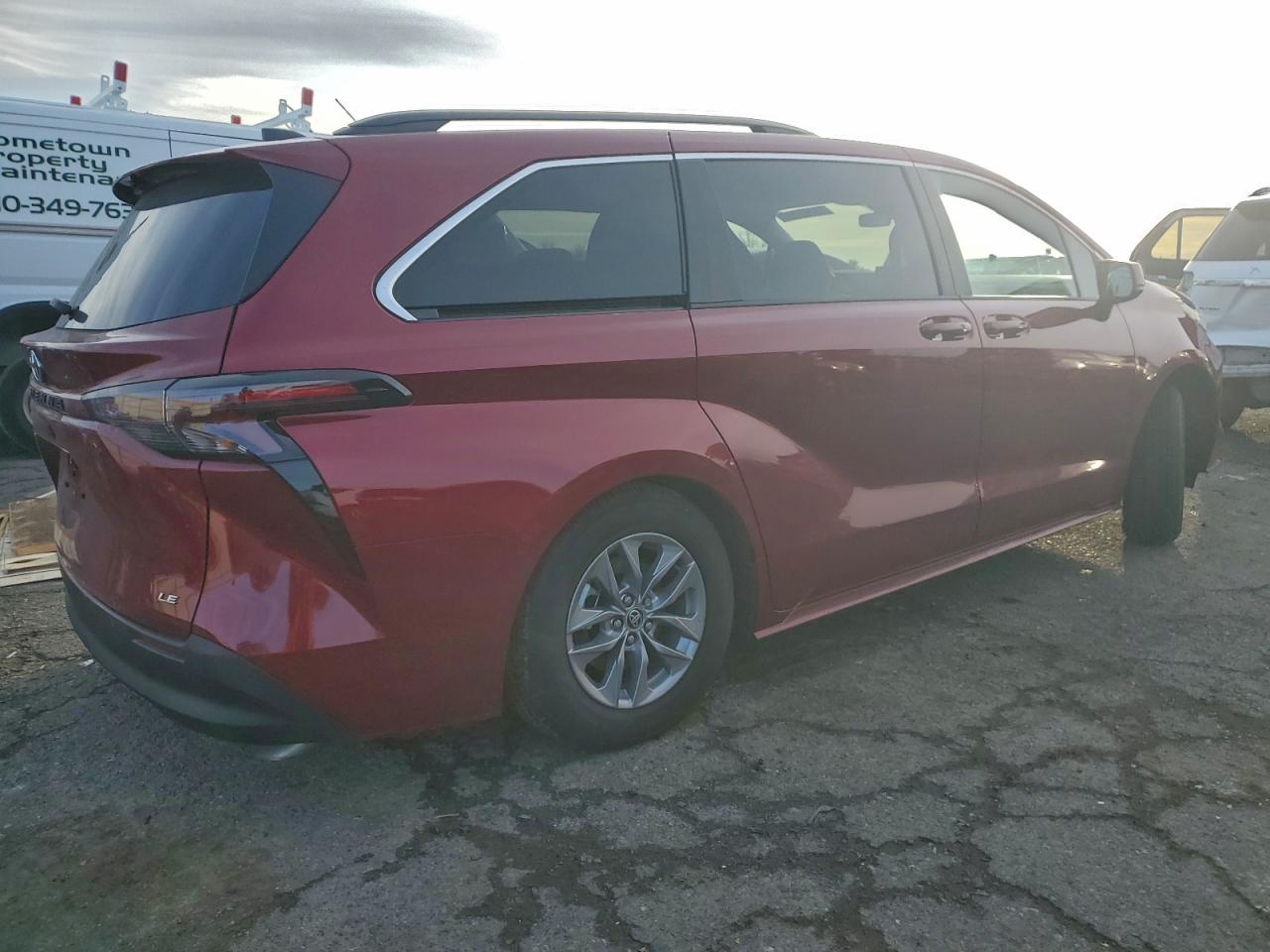 2025 TOYOTA SIENNA LE photo 5