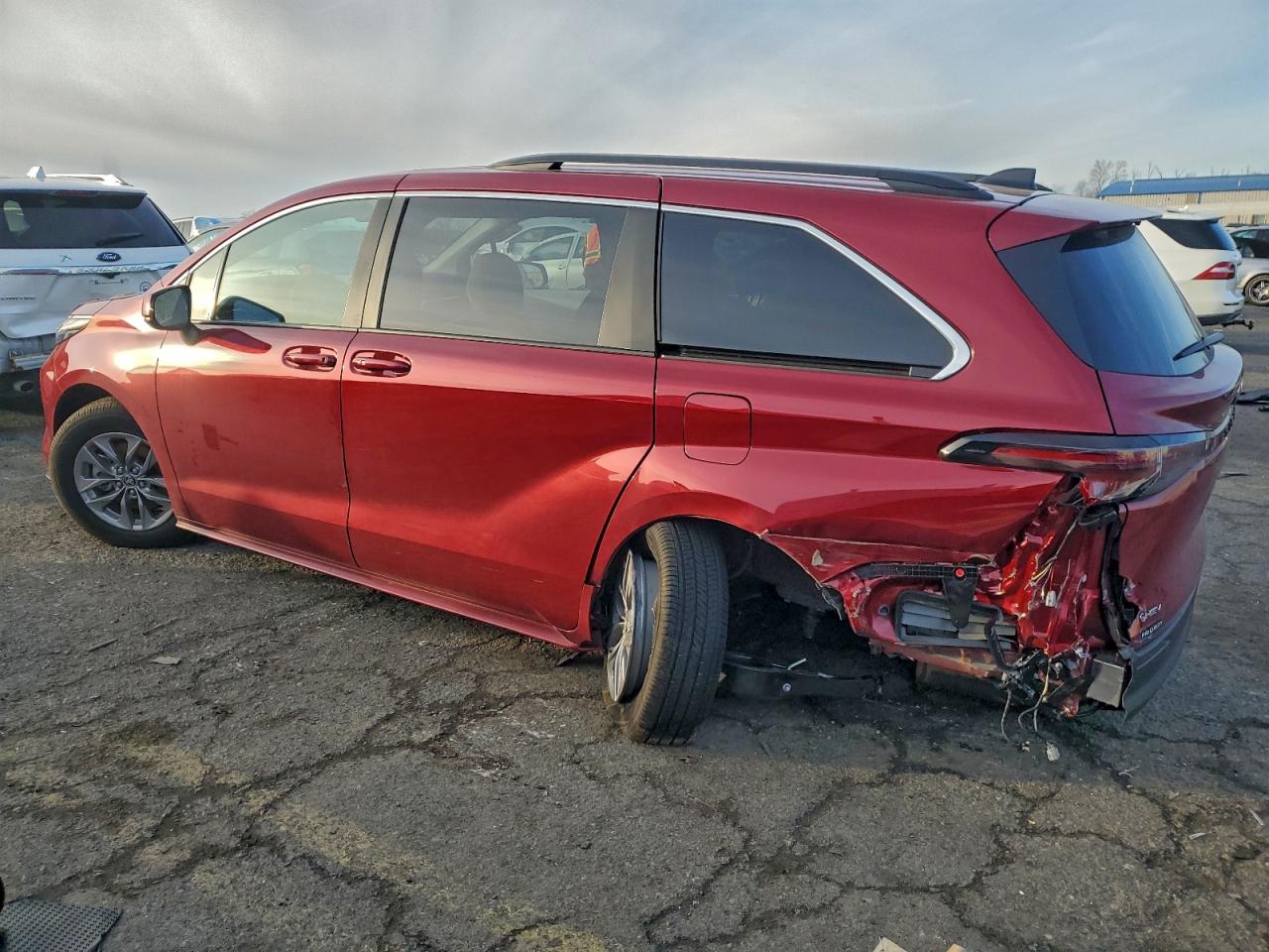 2025 TOYOTA SIENNA LE photo 3