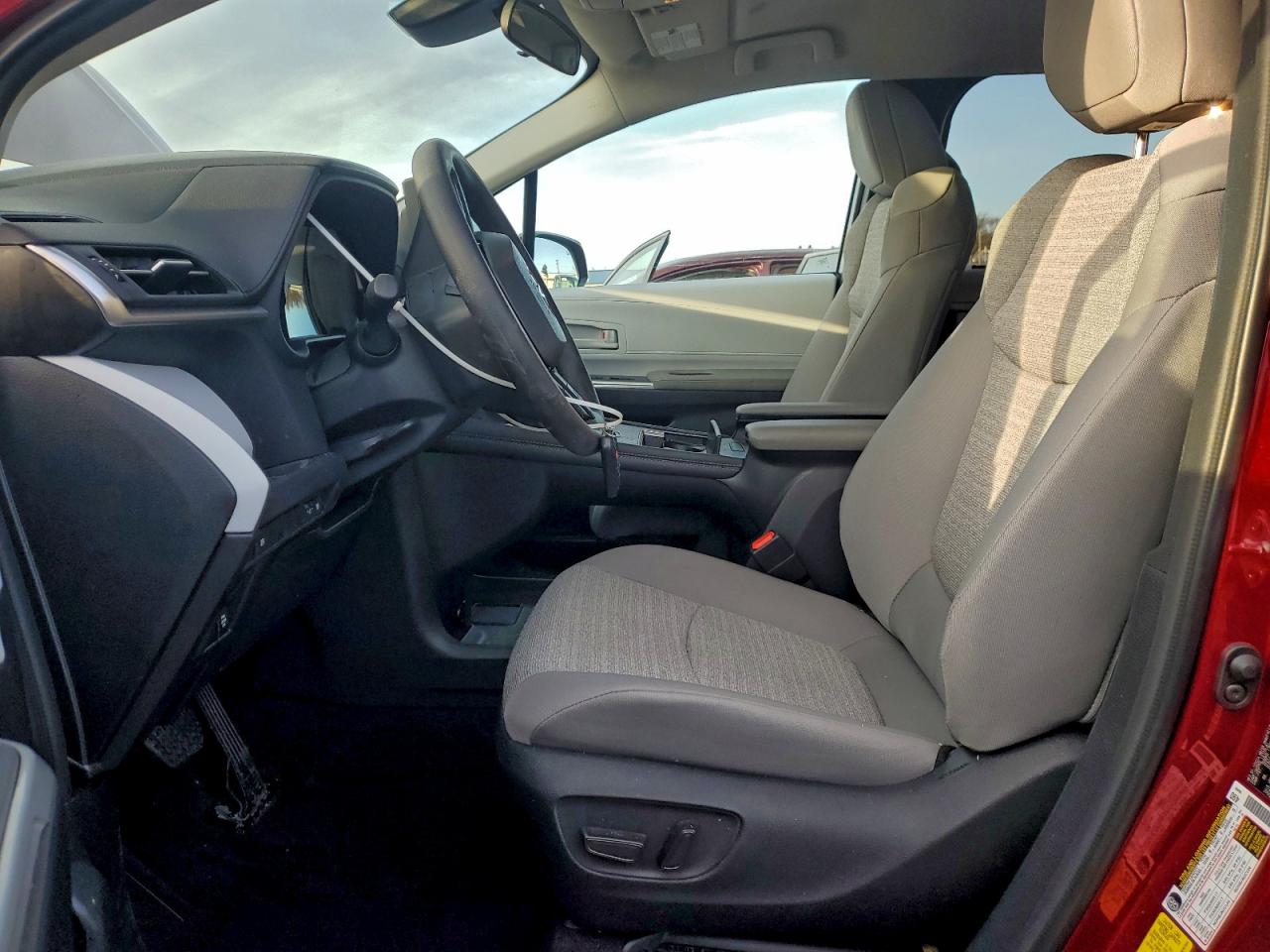 2025 TOYOTA SIENNA LE photo 13