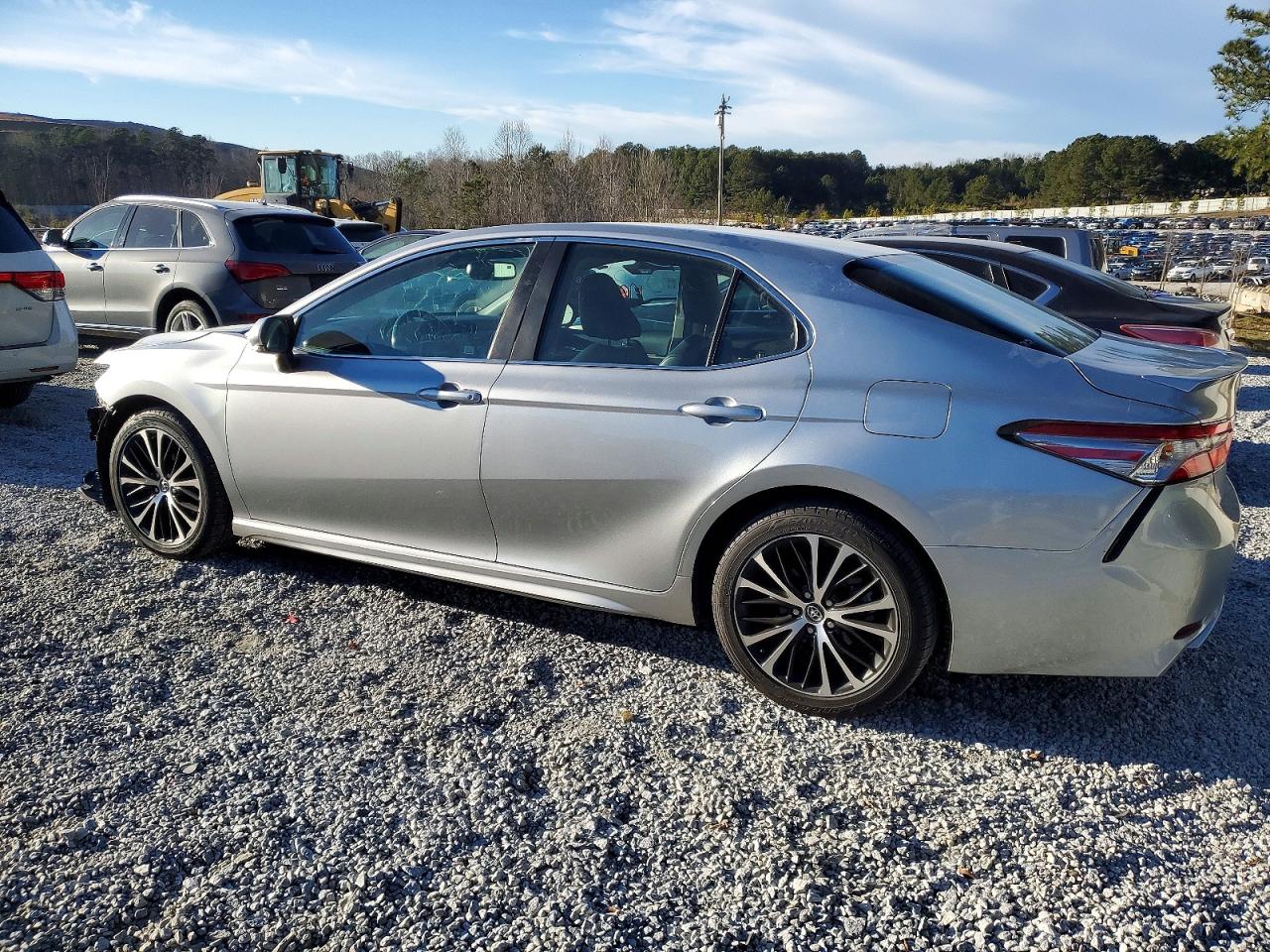 2018 TOYOTA CAMRY L photo 3