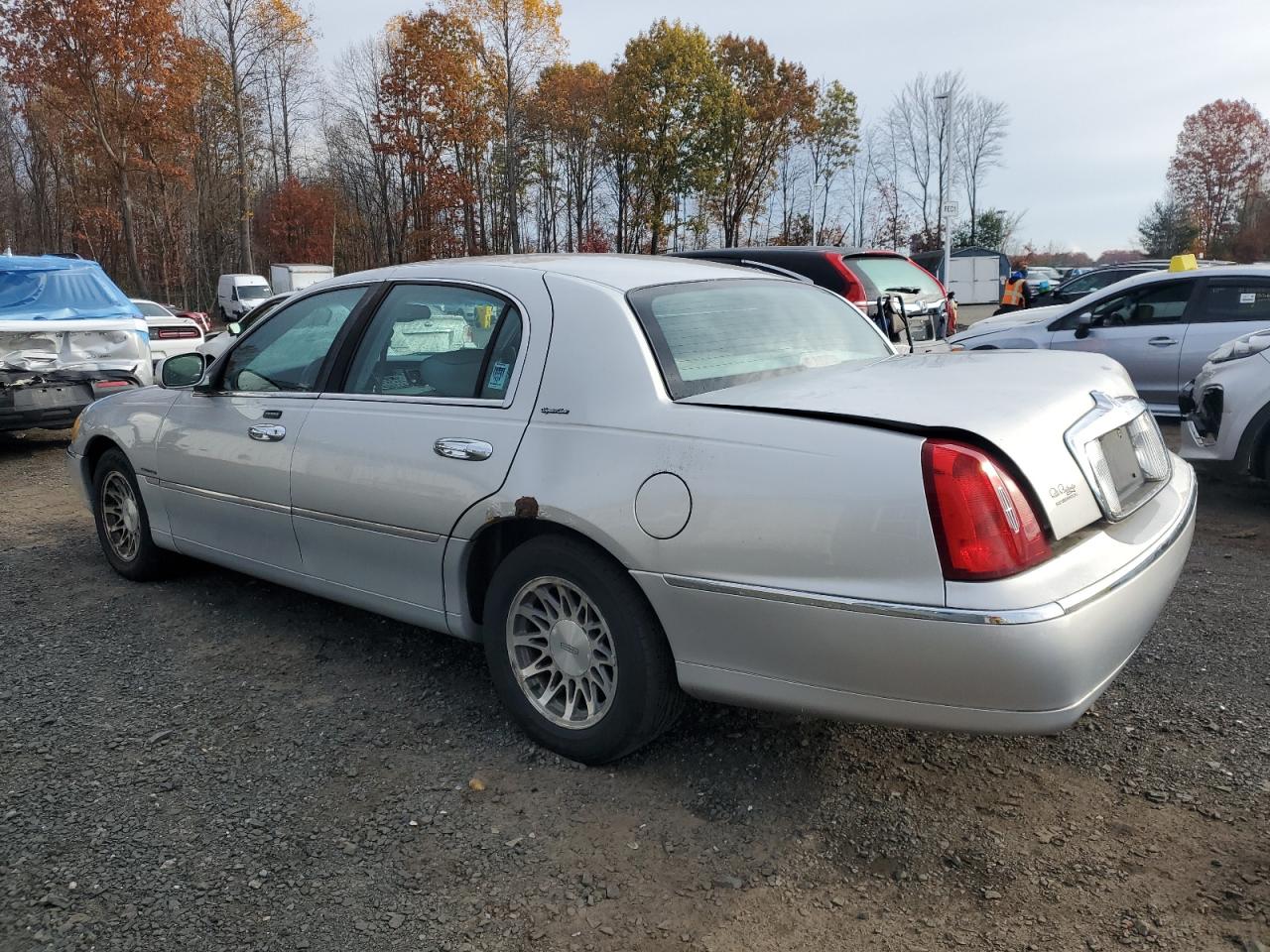 2001 LINCOLN TOWN CAR SIGNATURE photo 3