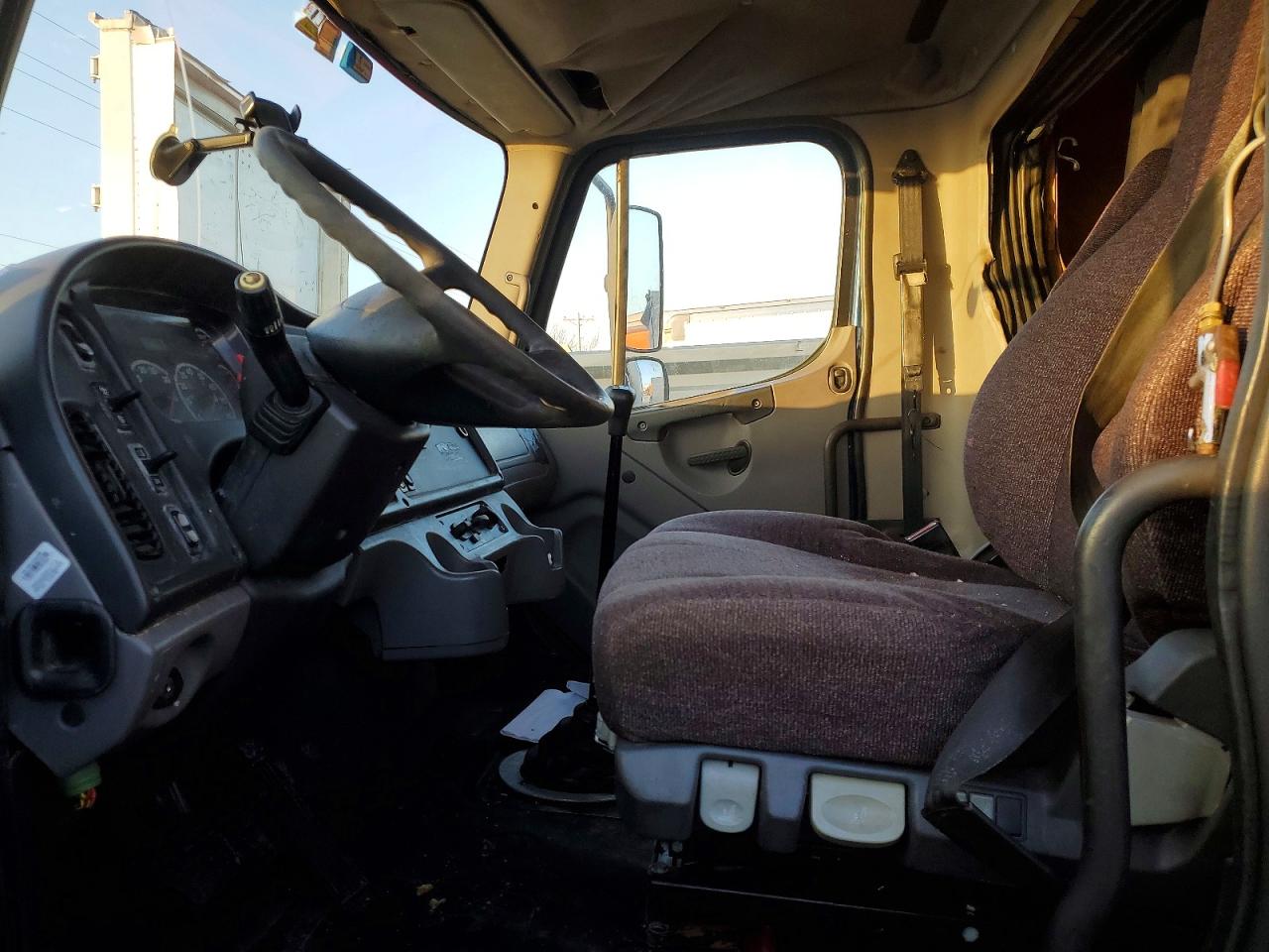 2011 FREIGHTLINER BUSINESS CLASS M2 BOX TRUCK photo 7