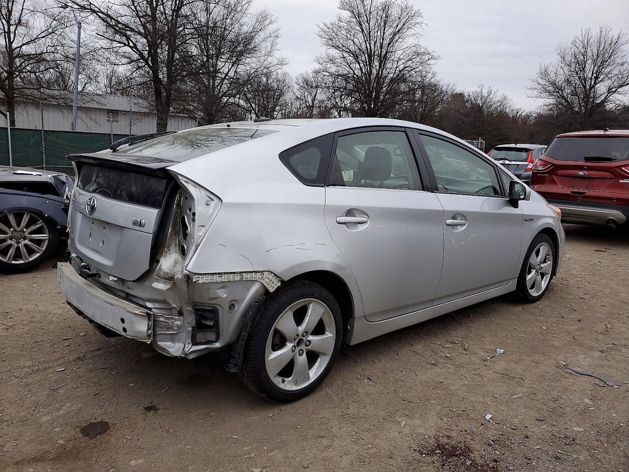 2015 TOYOTA PRIUS photo 3