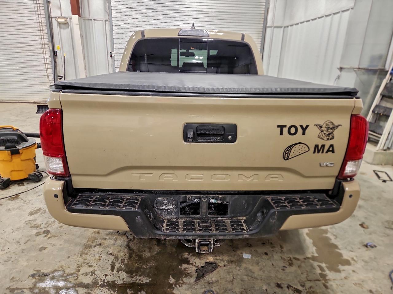 2017 TOYOTA TACOMA DOUBLE CAB photo 11