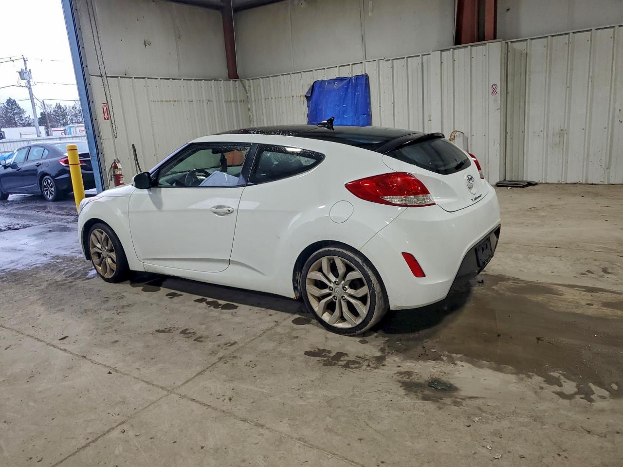 2013 HYUNDAI VELOSTER photo 2