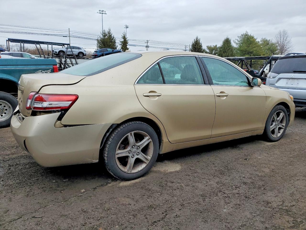 2011 TOYOTA CAMRY BASE photo 3